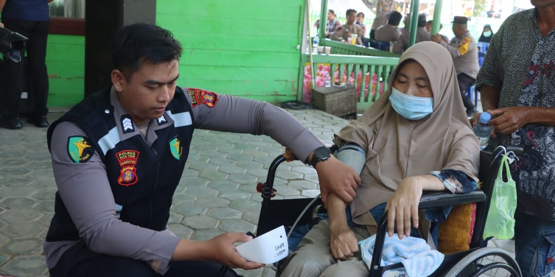 Bakti Kesehatan Polres Kutim Disambut Antusias Warga Sangkulirang