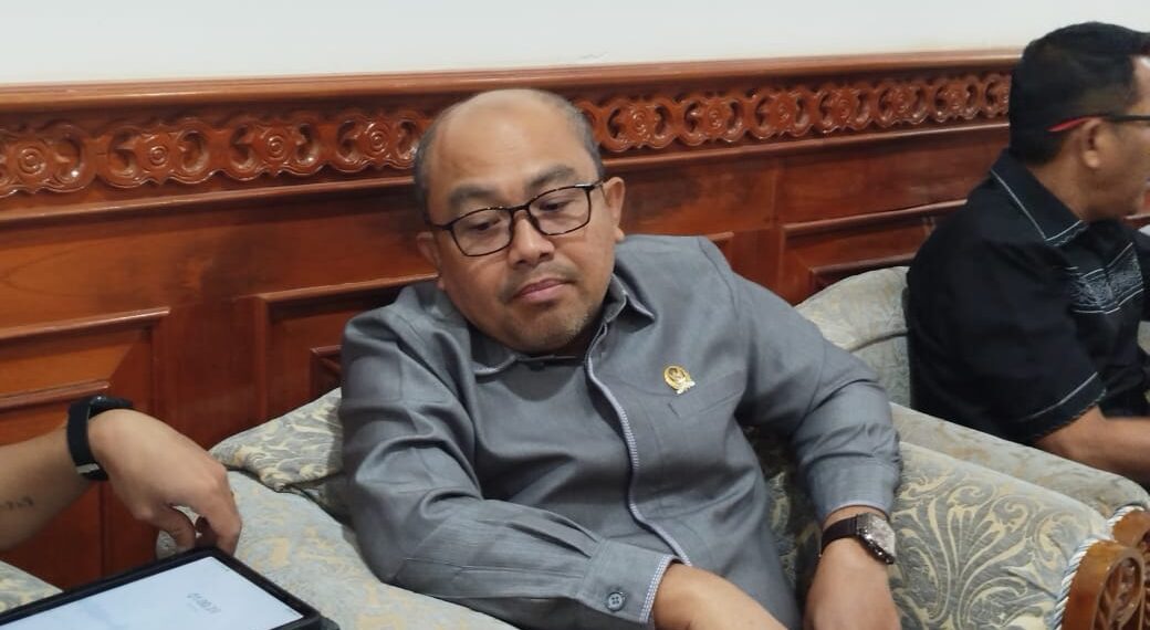 Soroti Fenomena Siswa Laki-laki Gemulai, Novel: Perkuat Peran Orang Tua dan Guru, Latihan Kedisiplinan Semi-Militer Bisa Diterapkan 1 Soroti Fenomena Siswa Laki-laki Gemulai, Novel: Perkuat Peran Orang Tua dan Guru, Latihan Kedisiplinan Semi-Militer Bisa Diterapkan