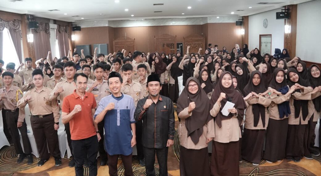 Teori ke Aksi Nyata, Siswa SMAIT Darussalam Kunjungi DPRD Kutim, Pelajari Langsung Dunia Politik dan Birokrasi 1 Teori ke Aksi Nyata, Siswa SMAIT Darussalam Kunjungi DPRD Kutim, Pelajari Langsung Dunia Politik dan Birokrasi