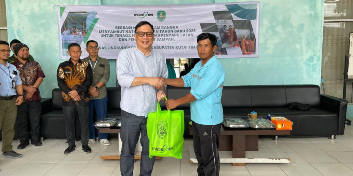 Sambut Nataru, DLH Kutim dan PT Indexim Coalindo Salurkan Paket Sembako Pada THL Penyapu Jalan dan Pengangkut Sampah 1 Sambut Nataru, DLH Kutim dan PT Indexim Coalindo Salurkan Paket Sembako Pada THL Penyapu Jalan dan Pengangkut Sampah