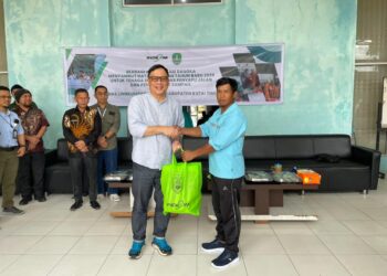Sambut Nataru, DLH Kutim dan PT Indexim Coalindo Salurkan Paket Sembako Pada THL Penyapu Jalan dan Pengangkut Sampah 2 Sambut Nataru, DLH Kutim dan PT Indexim Coalindo Salurkan Paket Sembako Pada THL Penyapu Jalan dan Pengangkut Sampah