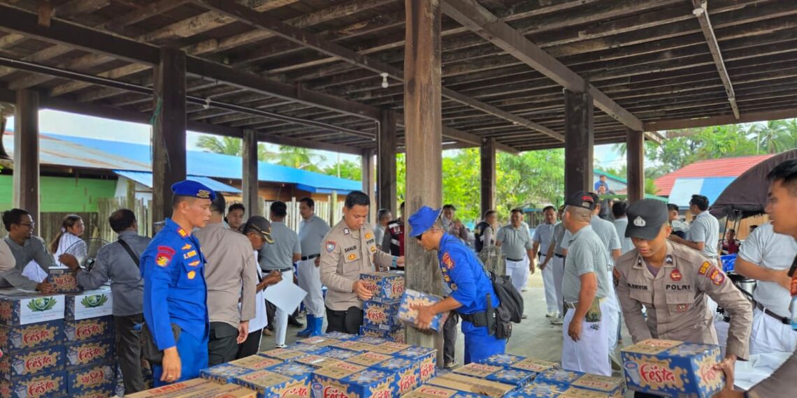 Respon Cepat Banjir Muara Wahau, Sinarmas dan Polres Kutim Bagikan Sembako Pada Warga Terdampak 1 Respon Cepat Banjir Muara Wahau, Sinarmas dan Polres Kutim Bagikan Sembako Pada Warga Terdampak