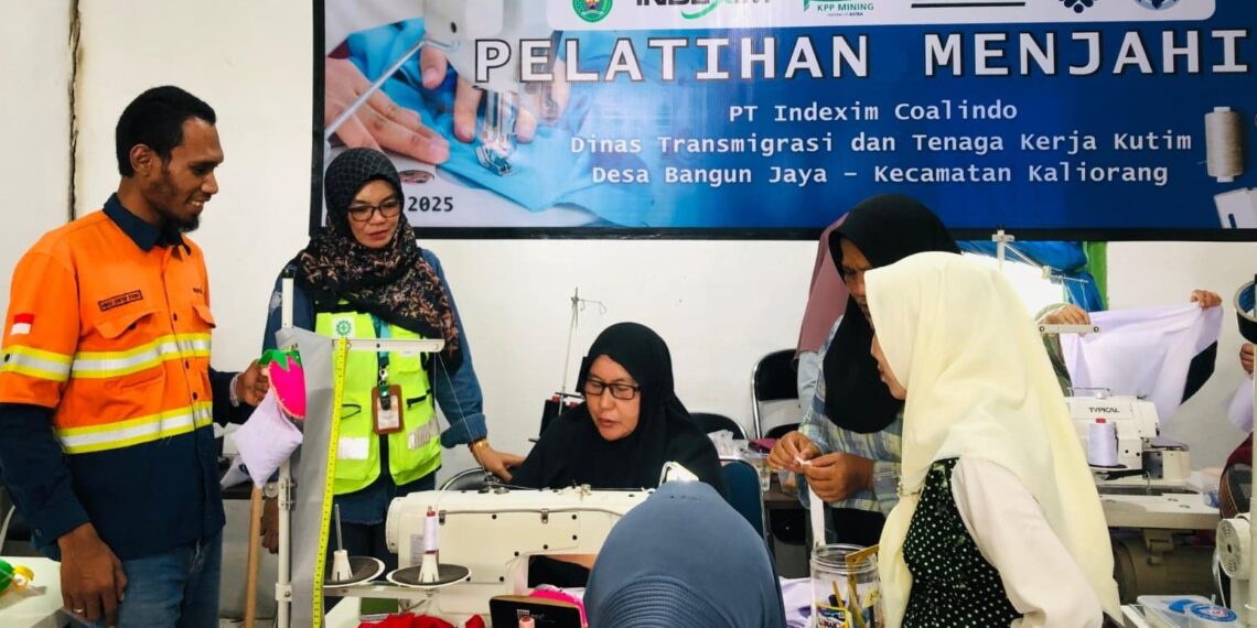 Menjahit Semangat Kebersamaan Perempuan di Kaliorang, Nur Aini Harapkan Keterampilan Semakin Meningkat 1 Menjahit Semangat Kebersamaan Perempuan di Kaliorang, Nur Aini Harapkan Keterampilan Semakin Meningkat