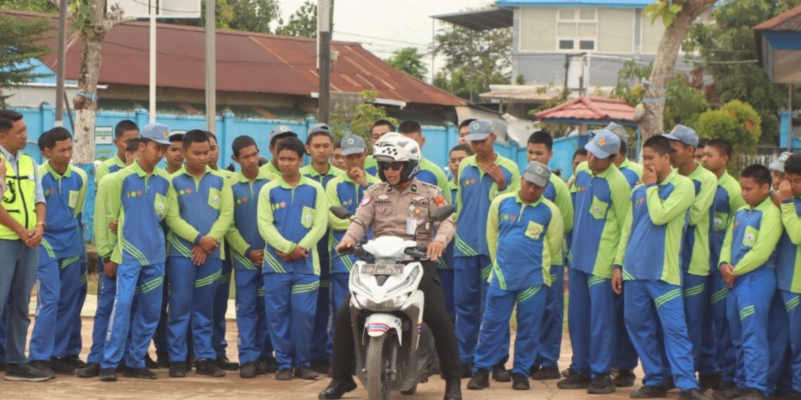 Perkuat Budaya Aman Berkendara, PT Pamapersada Nusantara dan Satlantas Polres Kutim Hadir di SMK Muhammadiyah 1 1 Perkuat Budaya Aman Berkendara, PT Pamapersada Nusantara dan Satlantas Polres Kutim Hadir di SMK Muhammadiyah 1