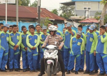 Perkuat Budaya Aman Berkendara, PT Pamapersada Nusantara dan Satlantas Polres Kutim Hadir di SMK Muhammadiyah 1