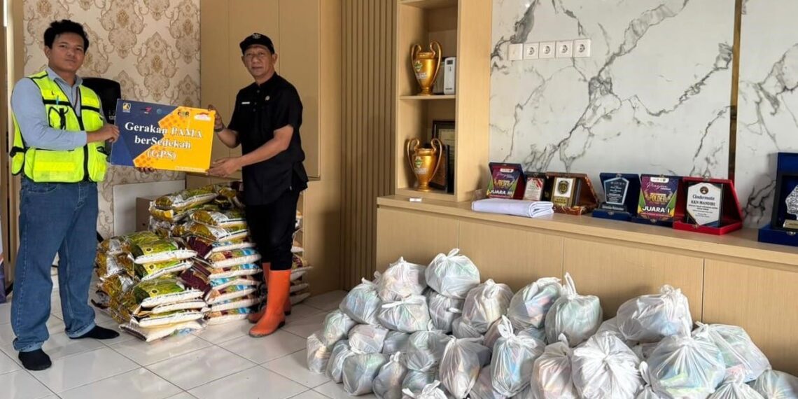 Kepala Desa Swarga Bara menerima paket sembako dari PT Pamapersada Nusantara Site KPC Coal Mining Project.