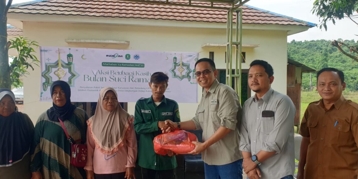 Jelang Lebaran, PT Indexim Coalindo Bagikan Paket Sembako kepada Pemulung di TPA Batota Sangatta