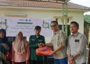 Jelang Lebaran, PT Indexim Coalindo Bagikan Paket Sembako kepada Pemulung di TPA Batota Sangatta