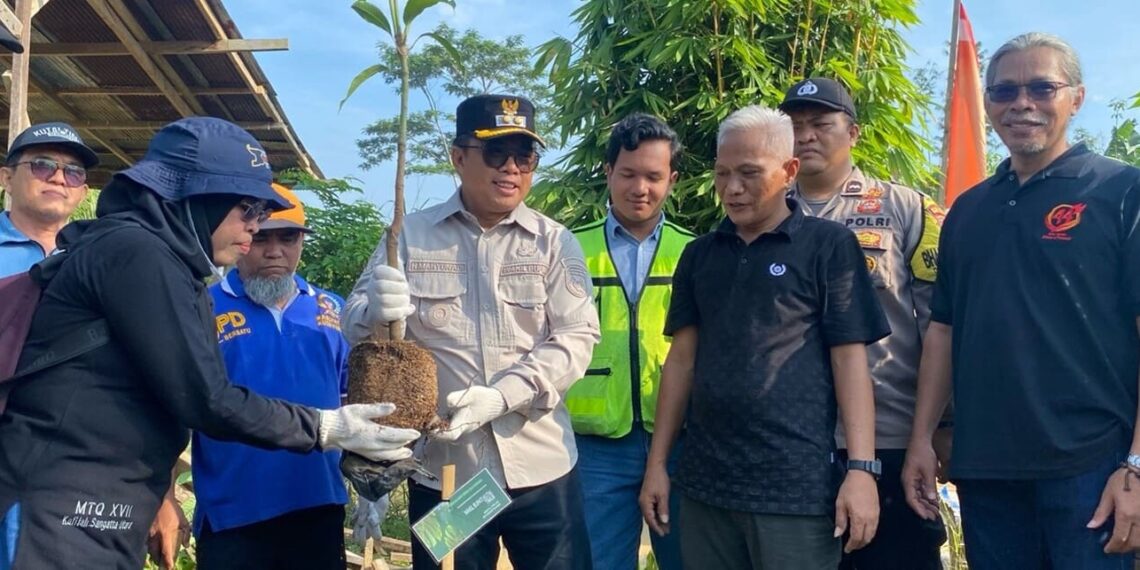 Dukung Penghijauan di Desa Persiapan Teluk Rawa, PAMA Kutim Salurkan Bibit Pohon Buah