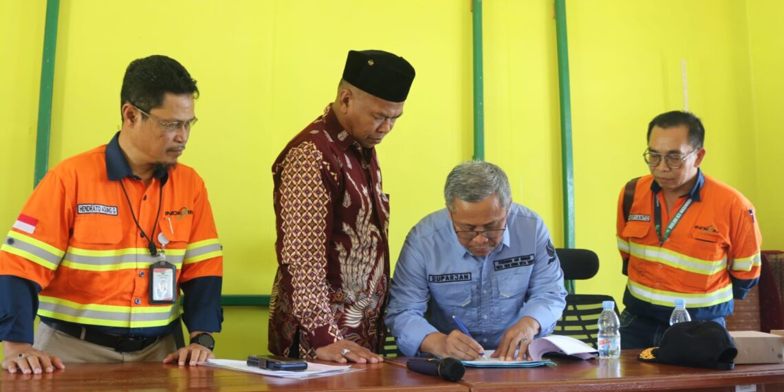 Bantuan Sambungan Air Bersih di Desa Pengadan Disalurkan, Perumdam Kutim Apresiasi PT Indexim Coalindo