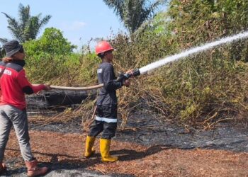 Cegah Karhutla Meluas, PT SKP dan CNL Bantu Warga Padamkan Api di Desa Saka