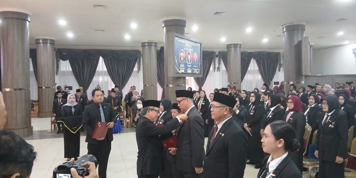 Teladan Pengabdian Tiga Dekade, 512 ASN Kutim Terima Penghargaan Satyalancana Karya Satya 1 Teladan Pengabdian Tiga Dekade, 512 ASN Kutim Terima Penghargaan Satyalancana Karya Satya