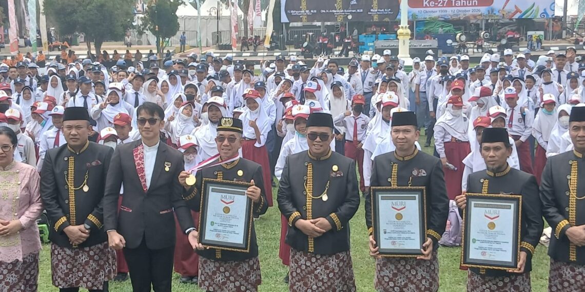Cetak Rekor MURI! 61.000 Peserta Padati Lapangan Upacara Kutim Ucapkan Deklarasi Anti Narkoba Berbahasa Kutai