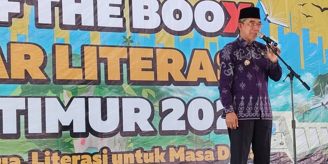 Tekankan Pentingnya Budaya Membaca, Bupati Kutim Resmi Buka Pameran Buku Bertema Out of the Books 1 Tekankan Pentingnya Budaya Membaca, Bupati Kutim Resmi Buka Pameran Buku Bertema Out of the Books