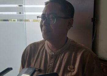 Kembalikan Fungsi Trotoar dan Drainase, Satpol PP Kutim Tertibkan Spanduk Liar yang Tutup Jalan