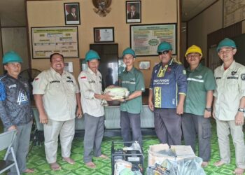 Perkuat Kesiapsiagaan, PT KED Serahkan Sarana Pemadam Kebakaran ke Desa Benua Puhun