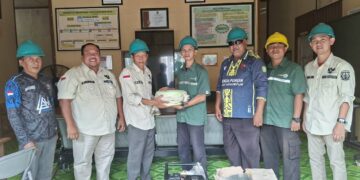 Perkuat Kesiapsiagaan, PT KED Serahkan Sarana Pemadam Kebakaran ke Desa Benua Puhun
