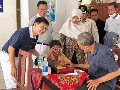 bersama perwakilan bupati